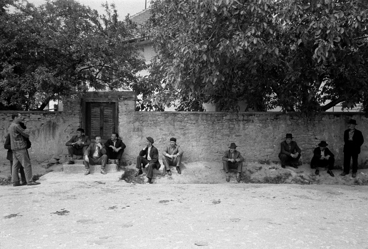 Férfiak várakoznak a Borsod-Abaúj-Zemplén megyei Kisgyőrön, 1967-ben, amikor a falut nagyrészt az ipari nagyvárosok, Ózd és Miskolc gyáraiba bejáró munkások lakják.
                        