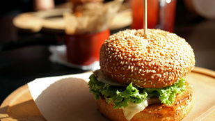 Édes zsömlében az igazi: kecskesajtos-hagymalekváros burger