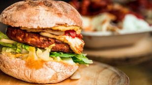 Babpogácsás vega burger – egy kis BBQ-szósszal lesz az igazi