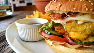 Nyugi, finom lesz: reggeli vega burger tükörtojással, rösztivel és franciasalátával