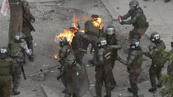 Molotov-koktéllal támadnak a chilei tüntetők a rendőrökre