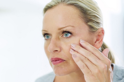 Kiszáradt, hámló bőr a szemkörnyéken: 7 betegség, aminek a tünete lehet