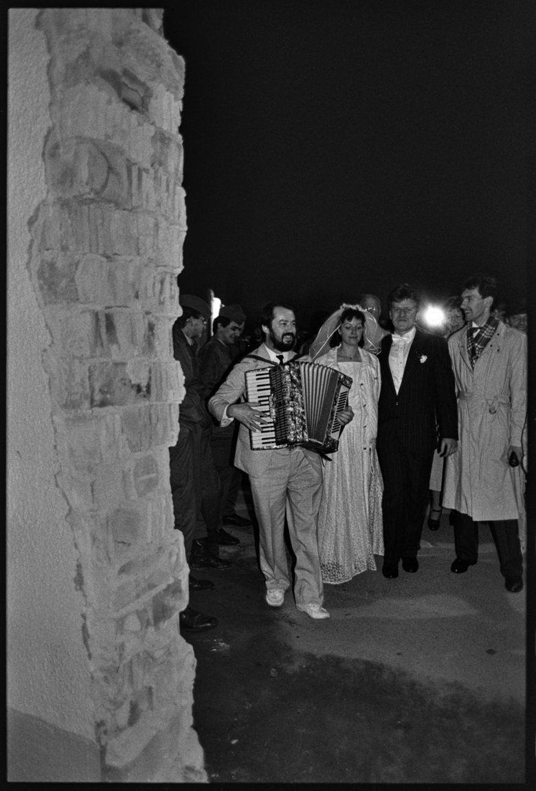 Ez a nyugat-berlini pár éppen az esküvőjét ünnepelte. Talán ők se gondolták arra, hogy ezen a napon át is sétálhatnak a falon. 