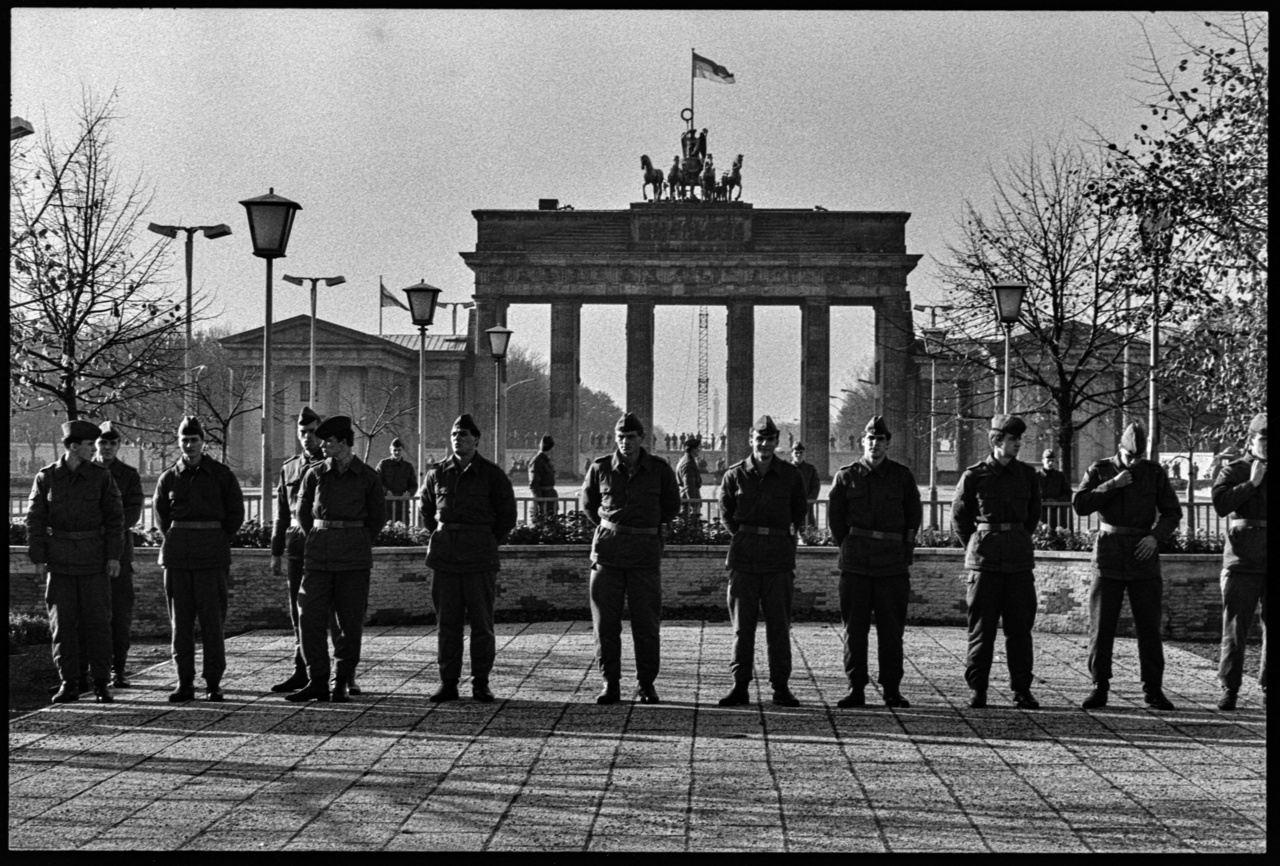 Mindenki a Brandenburgi kapu környékén tolongott, de senki nem tudta, mi fog történni. A Brandenburgi kapunál katonák álltak sorfalat, láthatóan ők is elég tanácstalanok voltak. Később, amikor újra feldolgoztam a képeket, és kinagyítottam őket, akkor vettem észre, hogy a fegyvereikben nem volt tár. 
