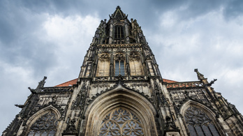 Fél évszázadon át megkínzott szektavezérek lógtak a münsteri templom ketreceiben