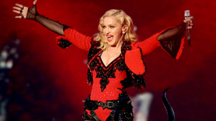 Madonna rendkívül kínos mellmasszázzsal igyekszik szórakoztatni követőit
