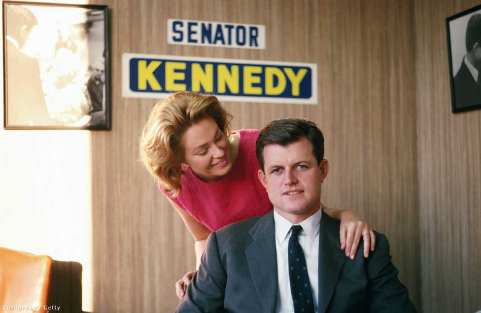 Edward Kennedy, újdonsült massachusettsi szenátor és felesége, Joan. A politikus karrierje kezdetén rögtön egy nehéz, a közvéleményt országszerte felkavaró esettel szembesült.