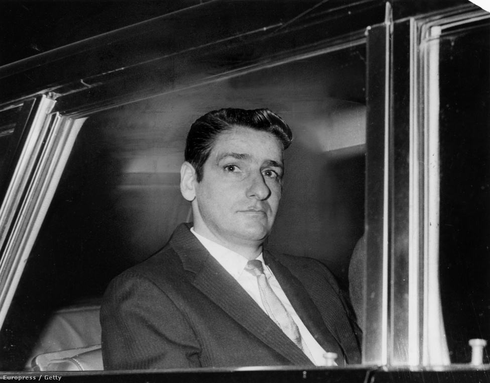 Amikor már úgy tűnt, a bostoni fojtogató kilétére sosem derül fény, 1964. október 27-én nemi erőszak gyanújával letartóztatták Albert DeSalvot. Miután közzétették a fényképét, más, hasonlóan bántalmazott nő is felismerni vélte, DeSalvo pedig részletes vallomást tett arról, hogy valójában ő követte el a gyilkosságokat. DeSalvót végül életfogytiglani börtönre ítélték, de csak a betöréses-megerőszakolós esetek miatt, miután semmilyen tárgyi bizonyíték nem támasztotta alá, hogy ő követte volna el a gyilkosságokat. A képen: 1967. január 10-én DeSalvo elhagyja a felsőbb bíróságot törvényszéki kihallgatása első napján. 