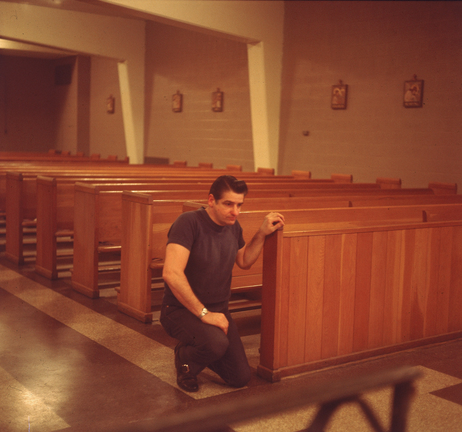 Albert DeSalvo imádkozik a Walpole Állami Börtön kápolnájában, a hetvenes évek elején.