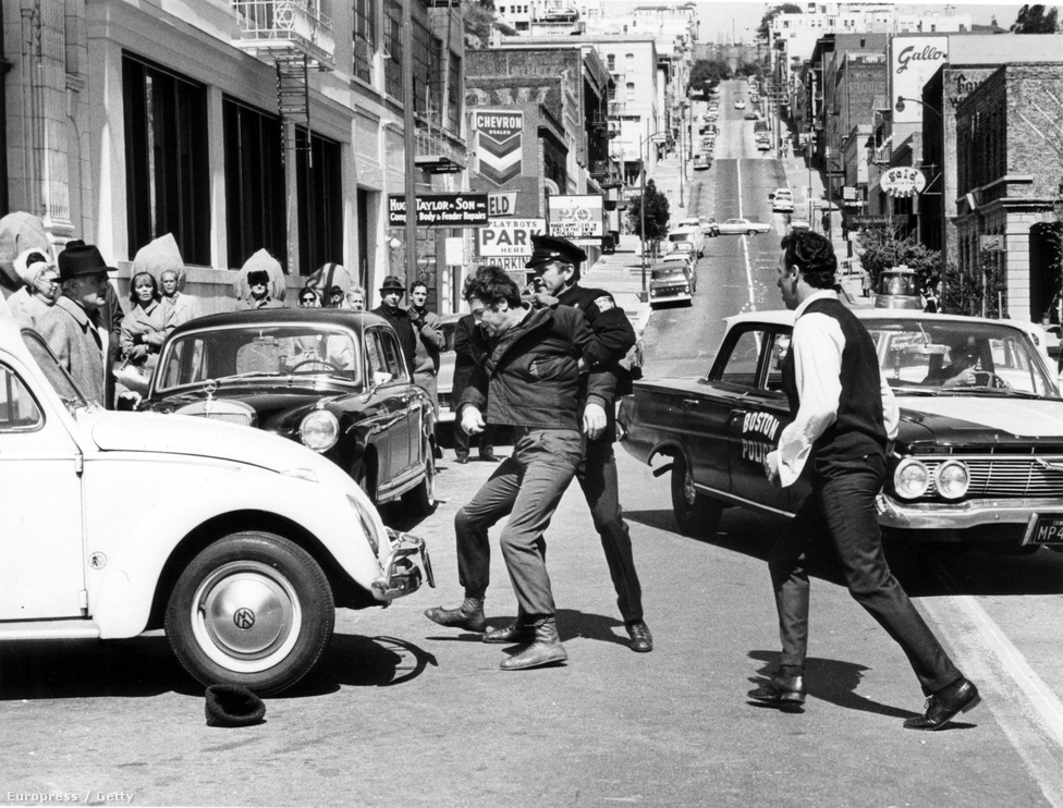 Újabb film, pár évvel a történtek után: A bostoni fojtogató (20th Century Fox, 1968). Forgatási fotó a Tony Curtis főszereplésével készült filmből (rendezte: Richard Fleischer)