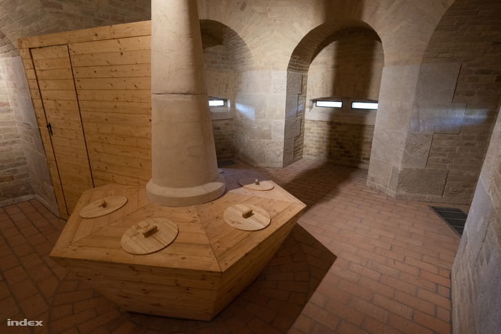A régi erődben rekonstruált latrina többüléses pottyantósáról akár lőni is lehetett a lőréseken át.