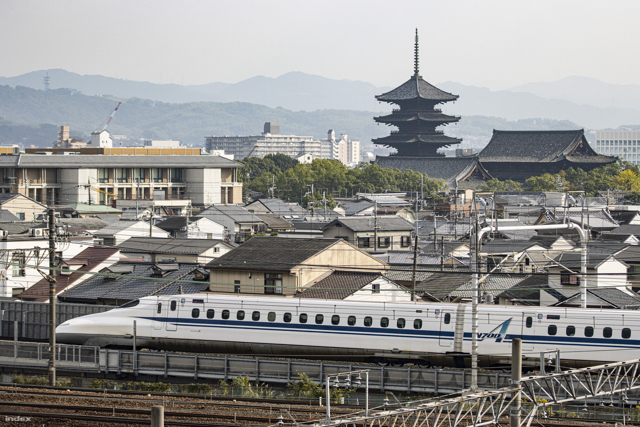 A múzeum a Kiotót Tokióval összekötő vasútvonal mellett, a kiotói főpályaudvartól nem messze található, harmadik emeleti kilátóteraszáról kiváló panoráma nyílik a városra és a vonatforgalomra. A képen a Tókaidó Sinkanszen vonal egyik N700-as szuperexpressz vonata robog.