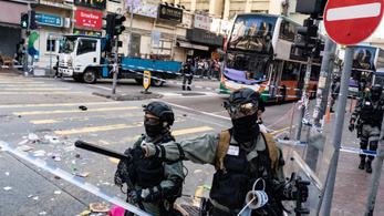 Válságos állapotban szállították kórházba a lelőtt hongkongi tüntetőt