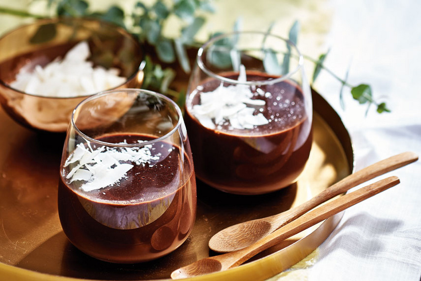 Vegán csokoládépuding selymes kókusztejjel: minimális hozzáadott cukorral készül