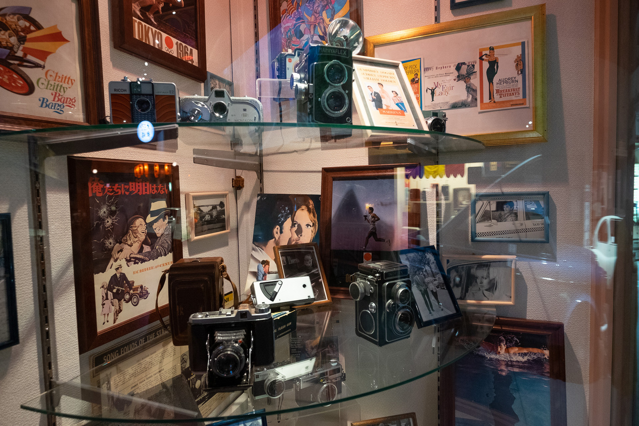 Híres hatvanas évekbeli filmplakátok viaskodnak a figyelemért a kétaknás (TLR) Mamiyaflex fényképezőgéppel