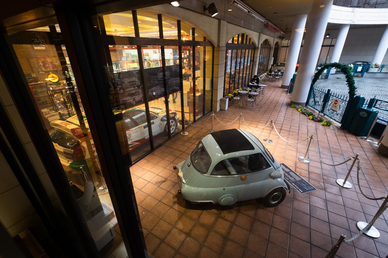 Korai BMW Isetta a múzeum belső udvarában