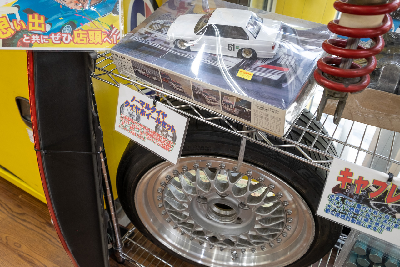 Azért az E30 M3-asról egy japán tuningboltban is megemlékeznek. Kár, hogy a modellt valaki előttünk már összerakta