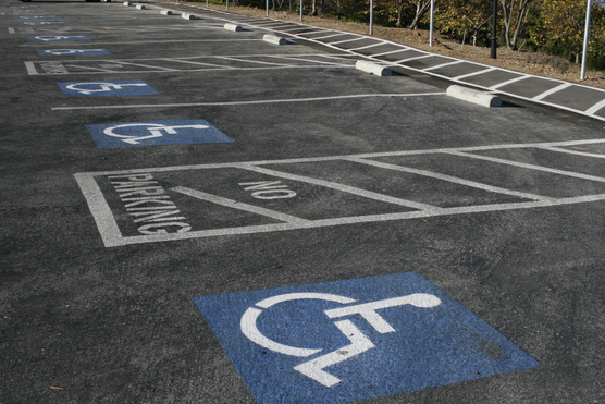 Álltál már meg egészségesként a sérülteknek fenntartott parkolóhelyen?