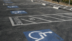 Álltál már meg egészségesként a sérülteknek fenntartott parkolóhelyen?