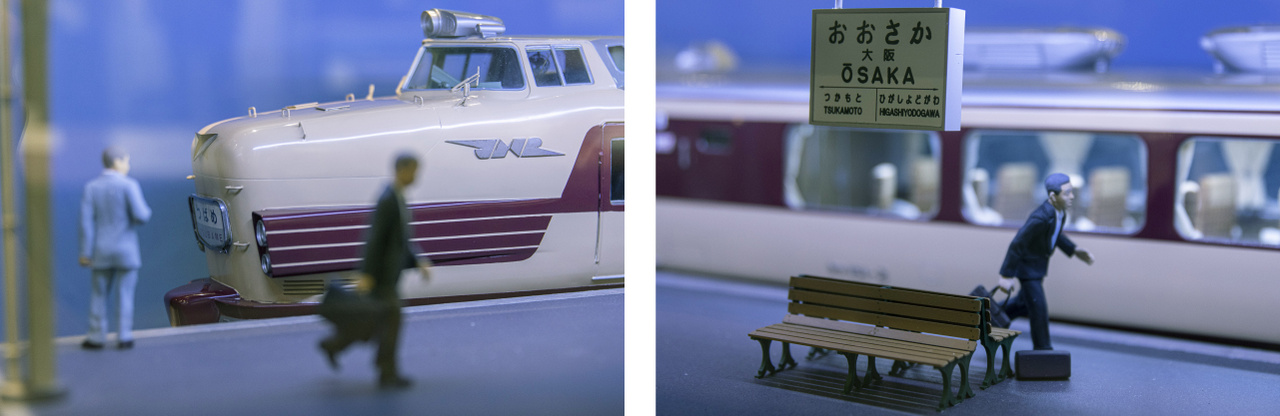 Két részlet az oszakai vasútállomás diorámájából, a KuHa motorvonat makettjével, peronon várakozó utasokkal. 