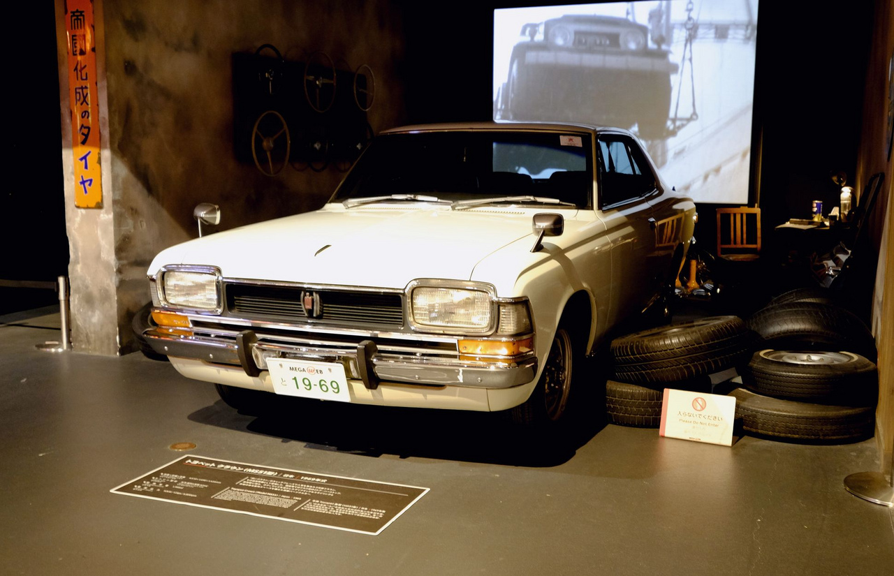 Amikor Japán eldobta az európaiak koppintását és minden amerikai stílusú lett. 1969-es Toyota (azaz Toyopet) Crown oszlop nélküli kupé, a teljes 4,6 méterével és kétliteres, sorhatos, 125 lóerős motorjával