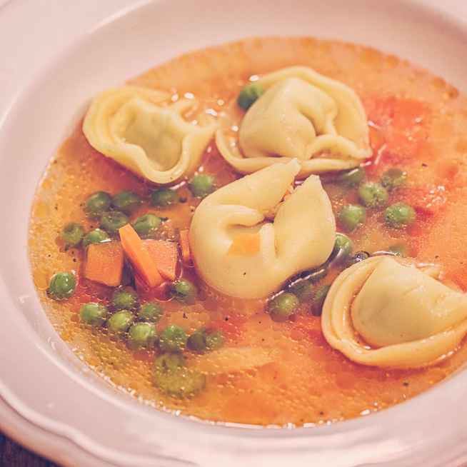 20 perces zöldséges tortellini leves: az olasz töltött tészta szuper levesbetét