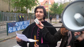Második bocsánatkérés a papruhás, abortusztablettás tüntetésért