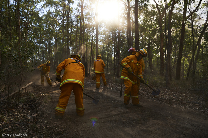 Tűzoltók dolgoznak a tűz megfékezésén a Gospers hegyekben szerdán