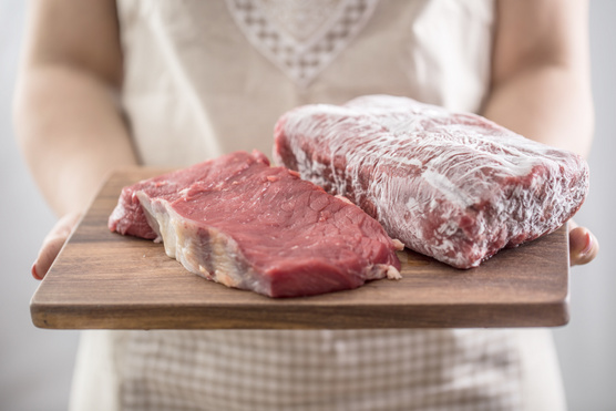 Így olvaszd ki a fagyasztott húst alig 10 perc alatt