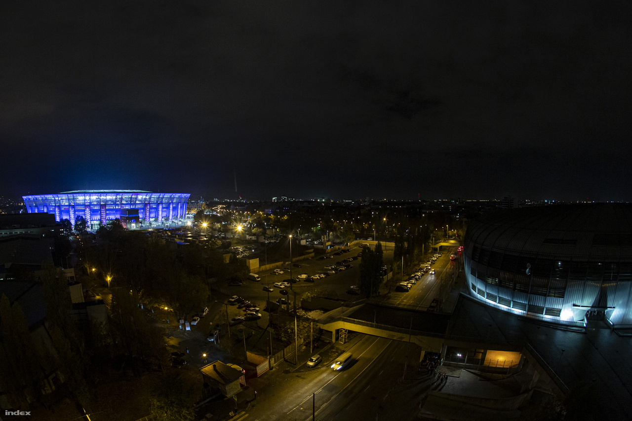 A Danubius Hotel Arena szálló legfölső szintjéről készült a kép, jobbra a Papp László Sportaréna tömbje.