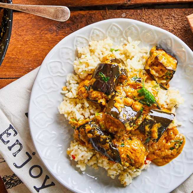Krémes, fűszeres padlizsános curry vöröslencsés rizzsel: kókuszital lágyítja az ízeket