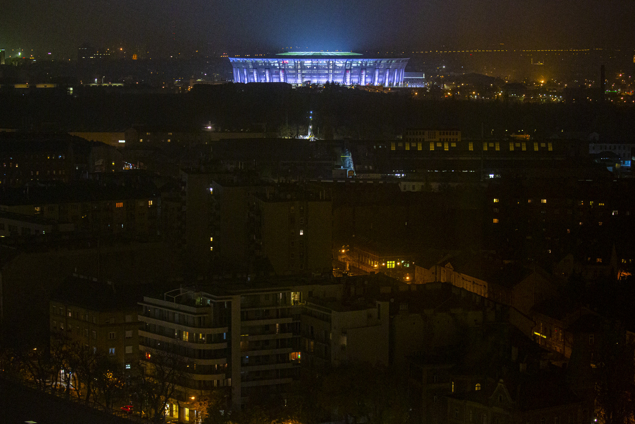 Rálátás a stadionra a Semmelweis Egyetem Nagyvárad téri Elméleti Tömbjének tetejéről.