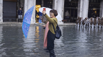 Az elárasztott Velencében szelfiznek a turisták