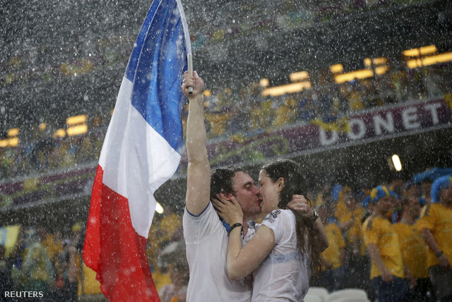 Francia csók a szakadó esőben