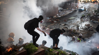 Állóháború alakult ki a rendőrség és a tüntetők között Hongkongban