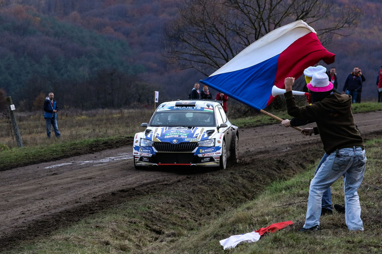 A Rally Hungaryra a környező országokból is rengetegen érkeztek. A képen látható cseh szurkolók épp az idei junior ERC bajnok Mares-Hlousek párosnak lengetik zászlójukat, akik az első nap végén, az abszolút negyedik helyről kényszerültek kiállni.