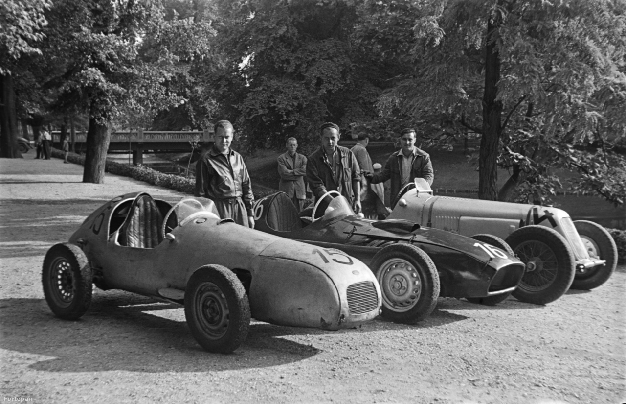 1958, a Tihanyi verseny után. A kép bal oldalán az Aero Minor motoros "Kis Négyes" immár 15-ös rajtszámmal, mellette Tóth Gyula 16-os rajtszámú Skoda Specialja, jobb oldalon a híres-neves Maserati.