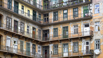 Az ég kék, a fű zöld, Magyarországon pedig milliók élnek drága és rossz lakásokban