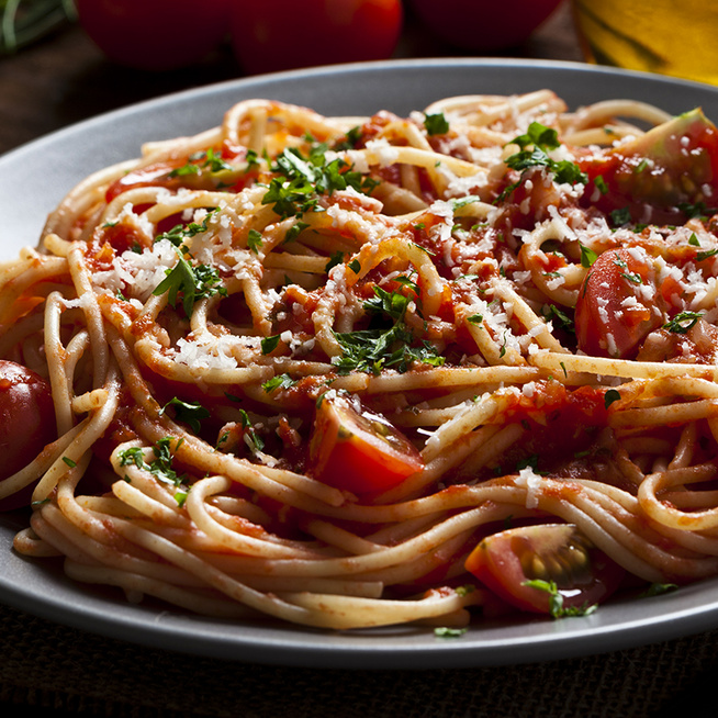 10 perces paradicsomos spagetti kakukkfűvel és parmezánnal