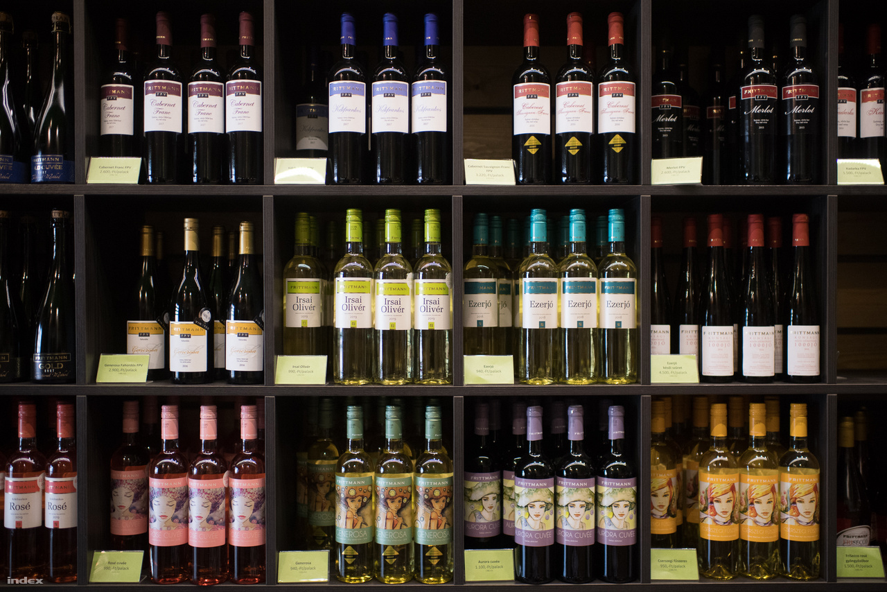 A borászatra sokféle bor jellemző, a legnépszerűbbek az Irsai Olivér, a Cserszegi Fűszeres, a Kékfrankos Rosé és a rosé Cuvée. Emellett vannak speciálisabb boraik is, a rosék közül a Néró, fehérek közül a Generosa, a soltvadkerti jellegzetességnek számító Ezerjó, valamint van kétféle gyöngyözőboruk, pezsgőjük, tönköly- és szőlő pálinkájuk is. A legnagyobb mennyiségben készített és legnépszerűbb borukból, az Irsai Olivérből közel 200-250 ezer palackot gyártanak le egy évben, ez teszi ki a forgalom egynegyedét. A borok 90%-a belföldön fogy el, 10%-ukat viszont exportálják Németországba, Szlovákiába, Romániába, Angliába és Lengyelországba, ritkán szállítanak Mongóliába, Új-Zélandra és Japánba is. Sok borukat csak kevés helyen árusítják, a prémium borok jelentős része csak a borászatnál található meg. A borok mellett egyébként bevételük a borászat mellé 2007-ben épült panzióból is jön, amit a jövőben terveik szerint fejlesztenének és nyitni szeretnének a gasztronómia felé is.