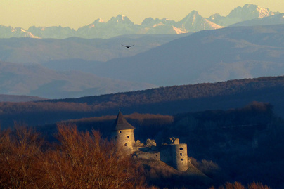 A hófödte Magas-Tátra is látszik az apró várakból: a Salgó és a Somoskő vára ősszel olyan, mint egy tündérmese