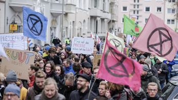 Ezrek vonultak fel Hannoverben egy neonáci tüntetés ellen tiltakozva