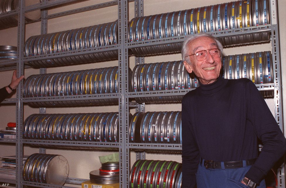 Cousteau párizsi otthonának filmraktárában, 1988 novemberében. Nemcsak az általa készített filmek, és a kalandjairól szóló könyvek voltak népszerűek, de róla is készült négy ismeretterjesztő film (