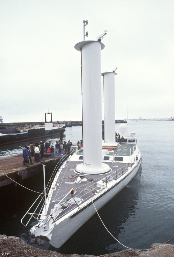A Cousteau Társaság által üzemeltetett, különlegesen kialakított kutatóhajó, az Alcyone La Rochelle kikötőjében, 1985. május 13-án. A Calypso sérülése után ez a speciális, úgynevezett turbosail-rendszerű hajó volt a kutatók első számú segítője. A hajón látható, vitorlaszerű kémények a dízelmotorok hatékonyabb működését segítették.
