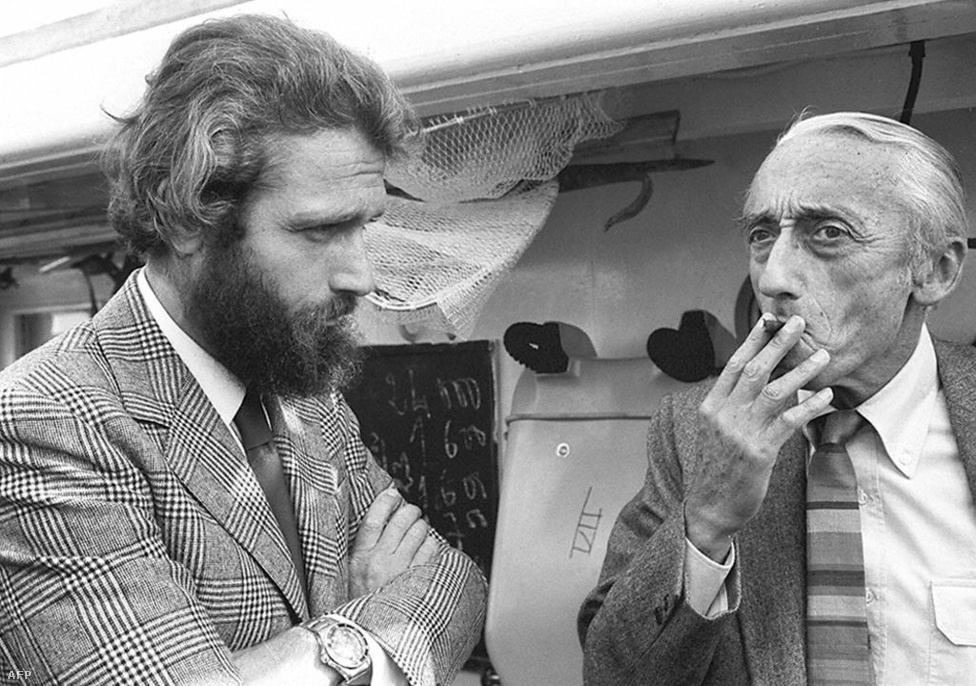 Jacques Yves Cousteau és fia, Jean-Michel Monte Carlóban, a Calypso fedélzetén azelőtt, hogy a hajó az Antarktiszra indukt volna 1972 őszén. Cousteaunak két fia volt, a fiatalabb Philippe 1978-ban motorcsónak-balesetben halt meg.