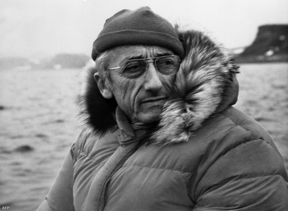 Cousteau 1972-ben az Északi-sarknál Az utazás a világ végére című film forgatásán.