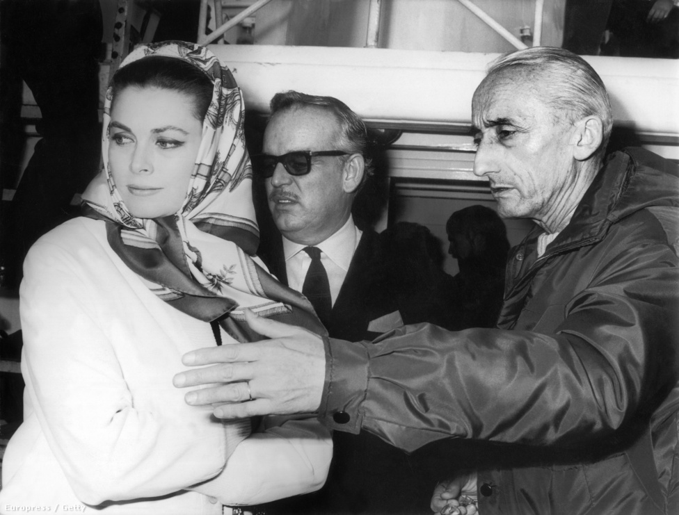 Cousteau (j) a monacói hercegi párral: Grace Kellyvel (b) és Rainier herceggel (k) a Calypso fedélzetén 1967-ben, közvetlenlül azelőtt, hogy elindult volna az Indiai-óceán felé.