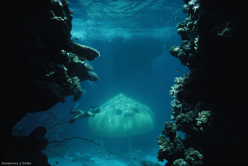 Cousteau búvárcsészealja a Vörös-tenger vizében.