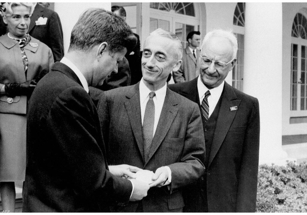 Az Egyesült Államok Nemzeti Földrajzi Társaságának kitüntetését John Fitzerald Kennedy adta át Cousteau-nak a Fehér házban 1961. április 24-én. 