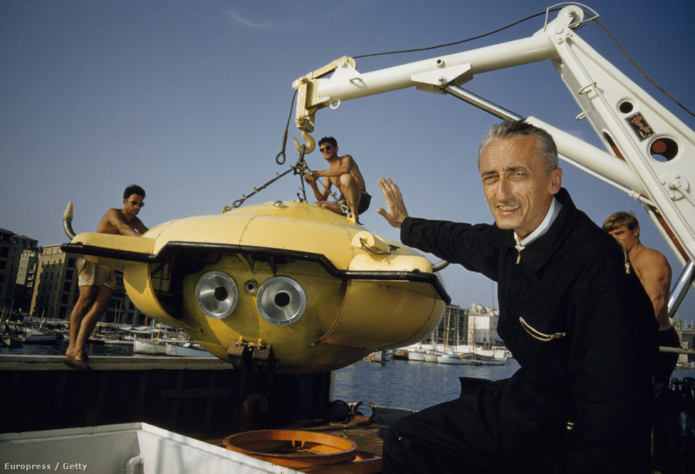 Cousteau a National Geographicnak pózol 1960-ban, a háttérben a Calypsóba éppen beemelt új búvárcsészealj.